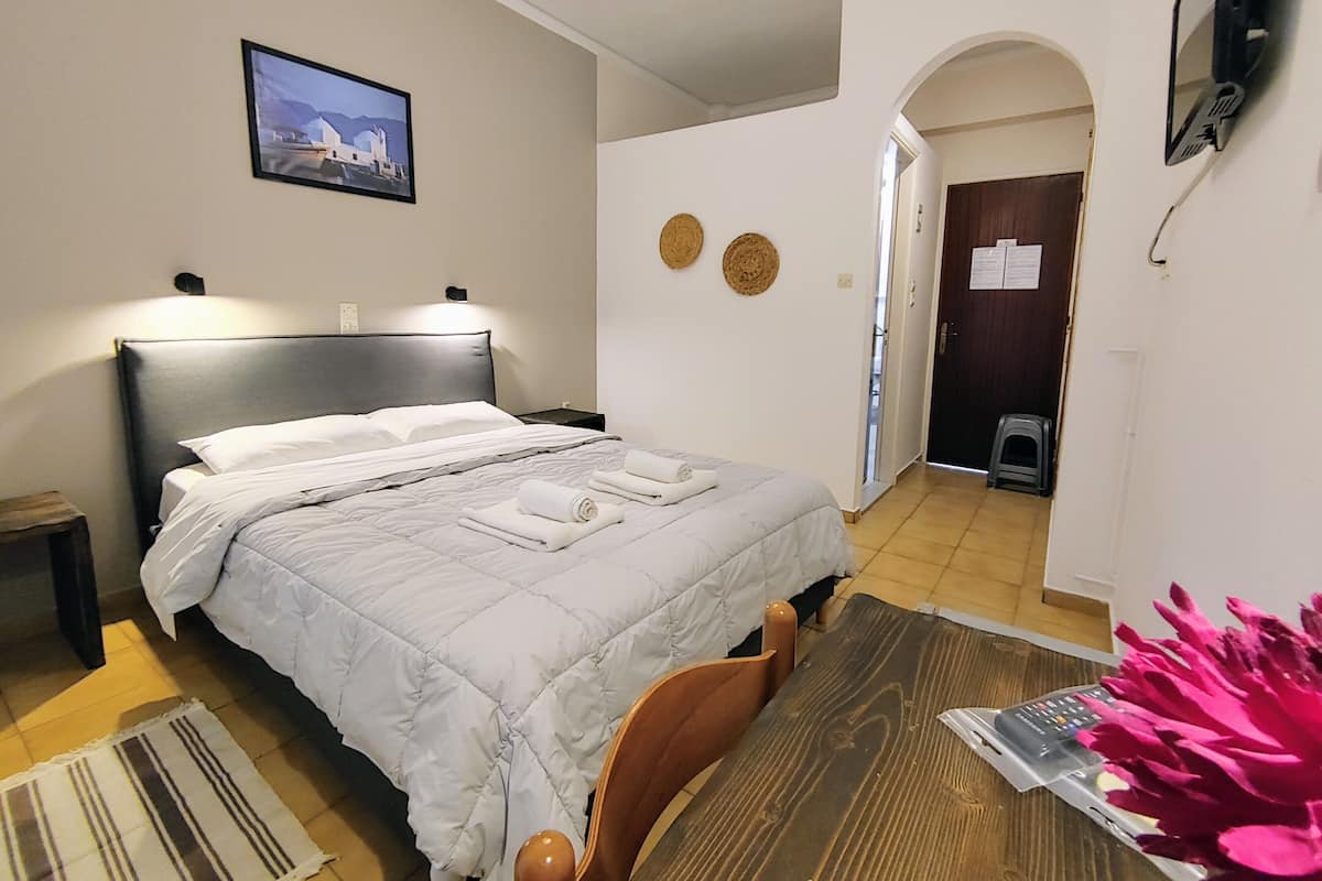 Een minibar, een bureau, een strijkplank/strijkijzer, gratis wifi