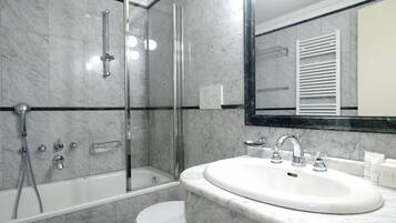 Un bagno con doccia, toilette e lavabo.