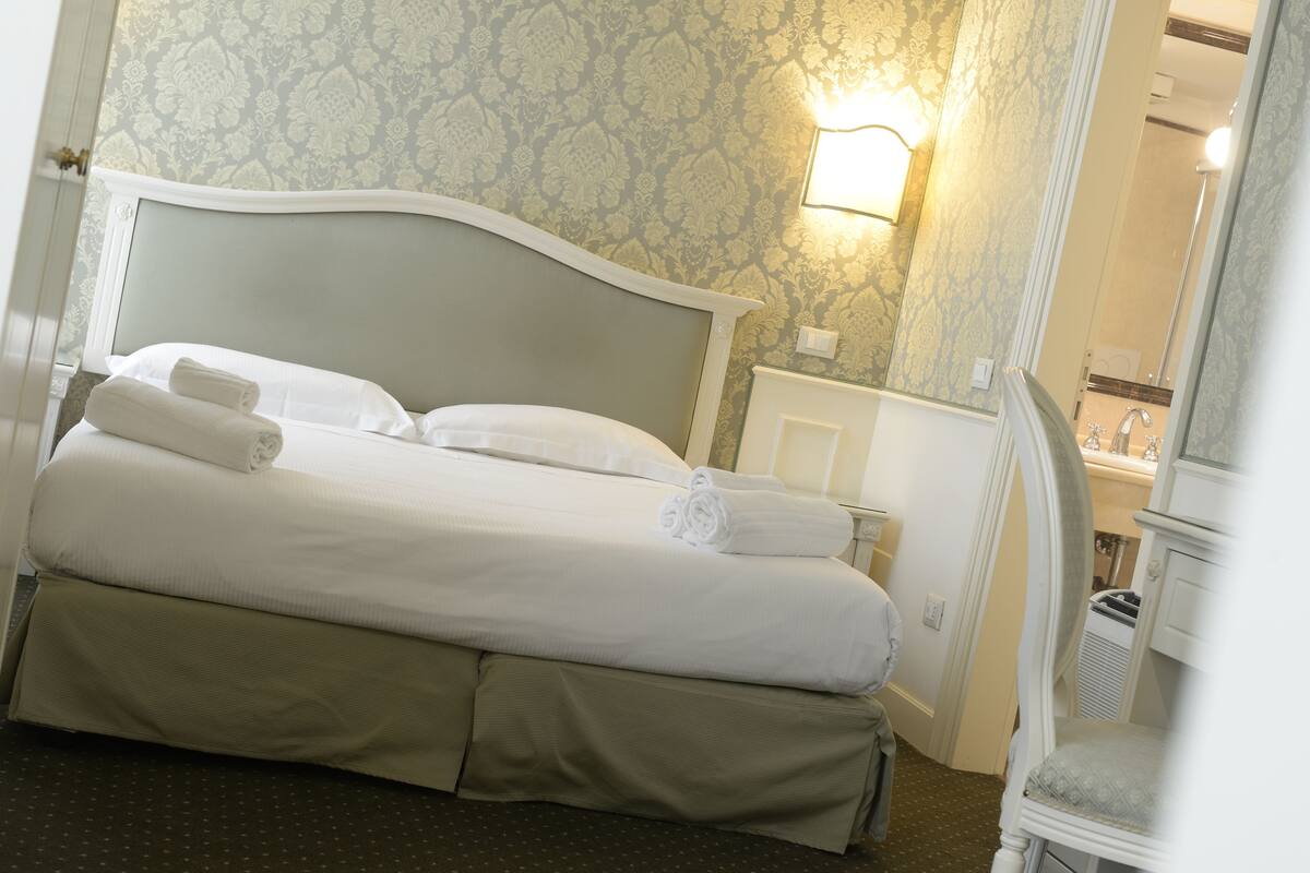 Literie hypoallergénique, couette en duvet d'oie, minibar