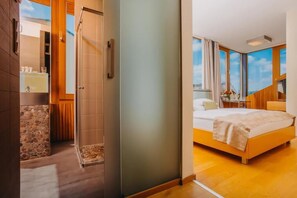 Deluxe Double Room Castle view | Frigobar, cofres nos quartos, escrivaninha