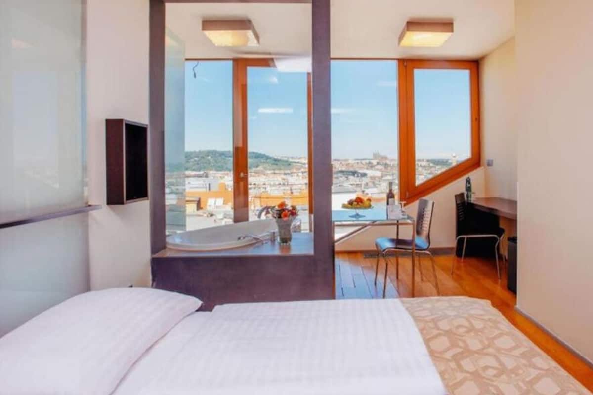 Deluxe Double Room Castle view | 迷你吧、房內夾萬、書桌、手提電腦工作空間