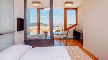 Deluxe Double Room Castle view | Minibar, Zimmersafe, Schreibtisch, laptopgeeigneter Arbeitsplatz