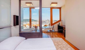 Habitació doble Deluxe | Minibar, caixa forta a l'habitació i escriptori 