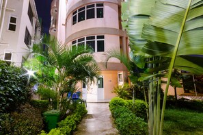 Fassade der Unterkunft – Abend/Nacht