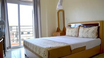 Ropa de cama de alta calidad, escritorio y sistema de insonorización