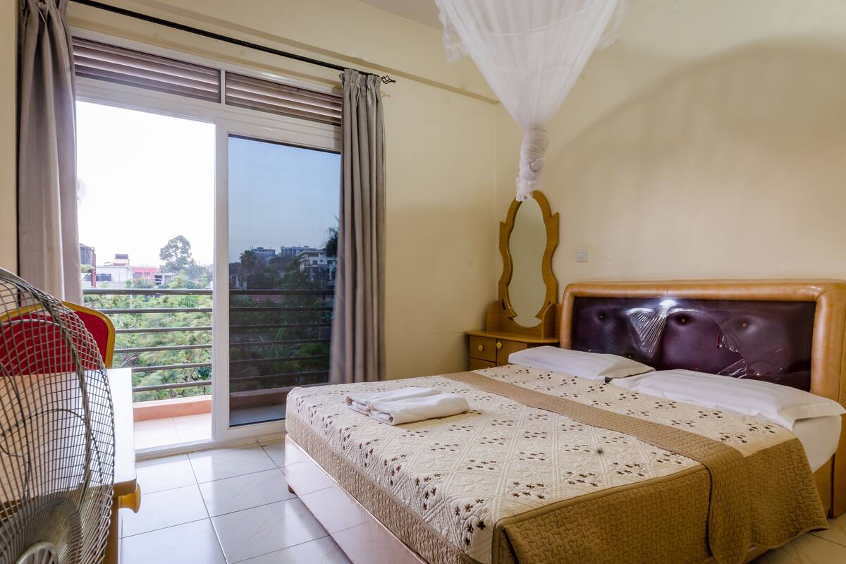 Single Room | Premium bedding, desk, soundproofing, iron/ironing board (on request)