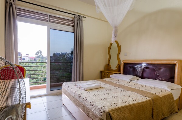 Quarto solteiro | Roupas de cama premium, escrivaninha, quartos à prova de som