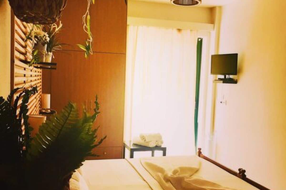 Studio, Mountain View | In-room safe, desk, soundproofing, iron/ironing board