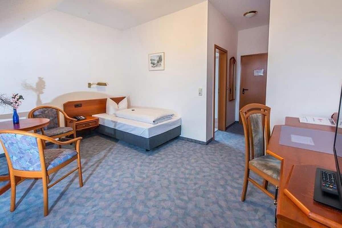 Camera singola | Biancheria da letto ipoallergenica, una scrivania, tende oscuranti