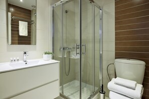 Standard Double or Twin Room | Bathroom | Shower, free toiletries, hair dryer, slippers - Aktaion Hotel (Istiaia-Aidipsos)