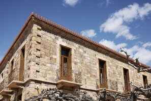 Front of property - Aktaion Hotel (Istiaia-Aidipsos)