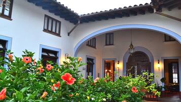 Vista frontal de la propiedad