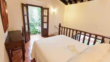 Double Room | In-room safe, iron/ironing board, free WiFi, bed sheets