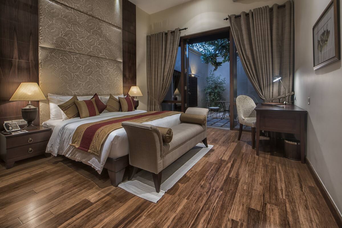 suite | egyptian cotton sheets, premium bedding, tempur-pedic beds, minibar