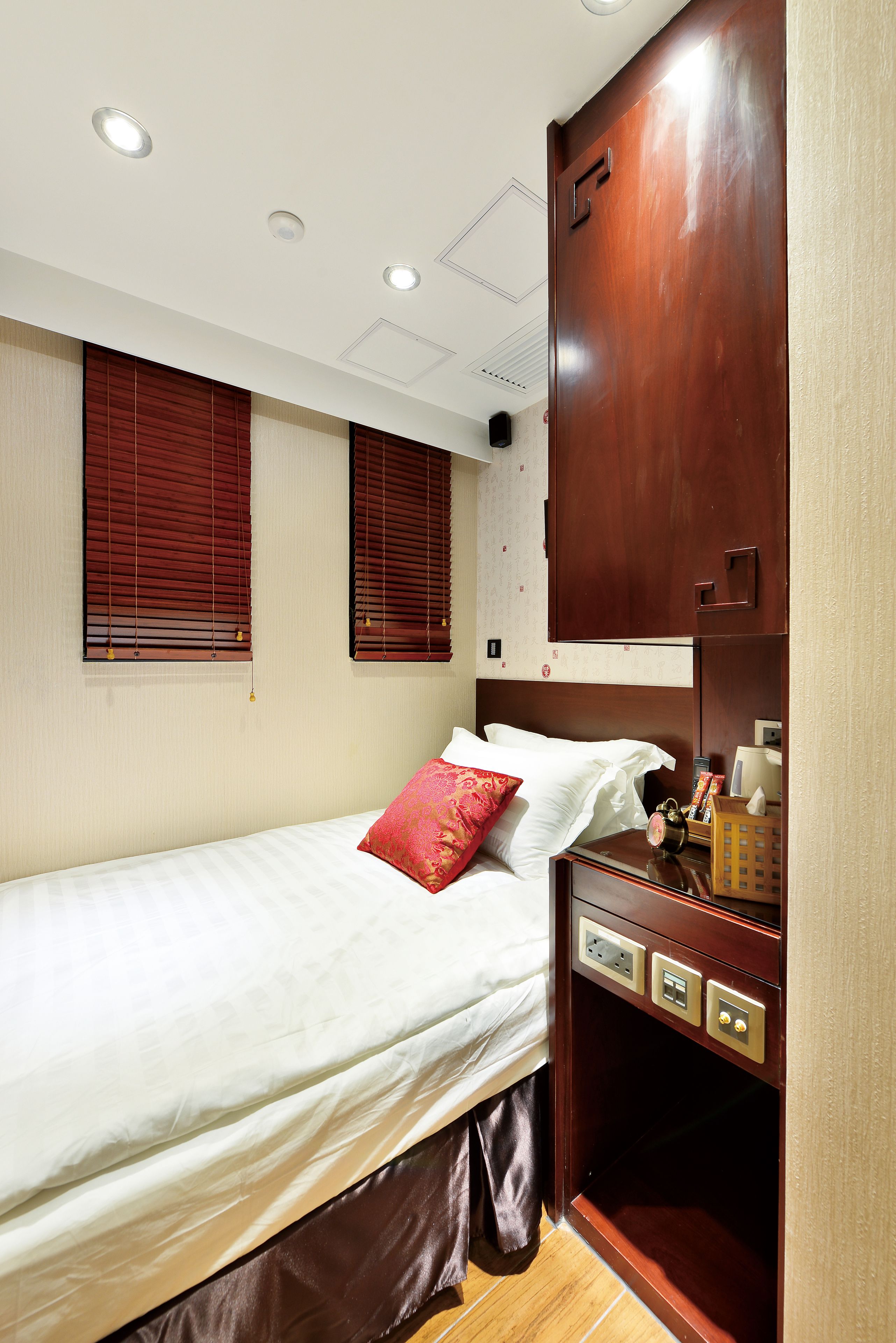 Photo - The Shai Red - formerly Mingle in The Shai