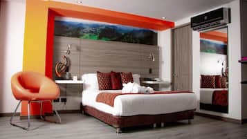 Suíte, 1 cama Queen, sacada | 1 quarto, roupas de cama de algodão egípcio, roupas de cama premium
