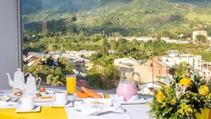 A breakfast table with a view of a mountainous landscape. - Isa Victory Hotel Boutique (Armenia)