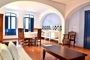 خزنة داخل الغرفة ومكتب وأسرّة أطفال/رضّع (مجانًا) وواي فاي مجانًا