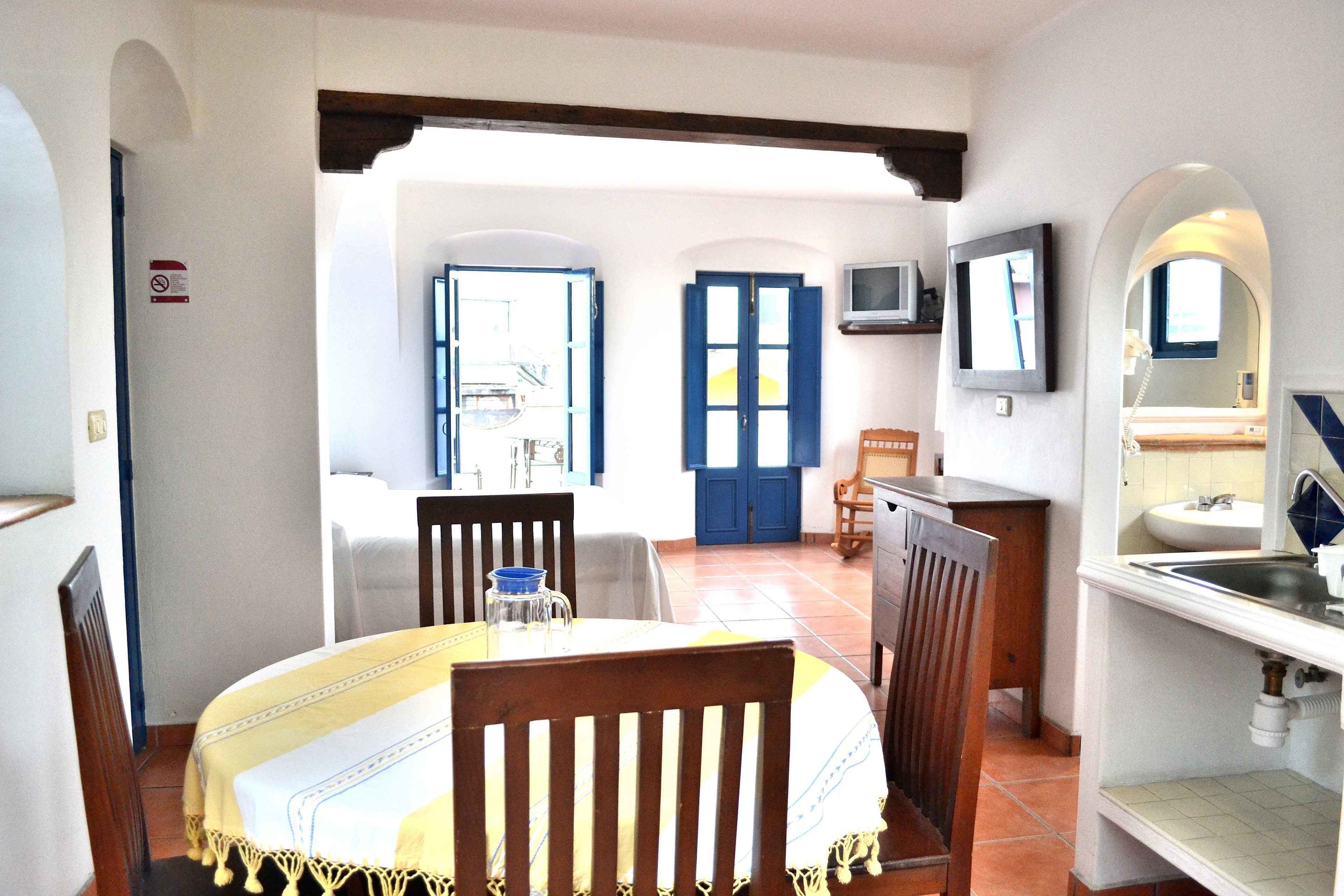 suite | in-room dining