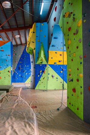 Rock climbing wall - indoor - Diamond Plaza Apartments (Nairobi)