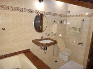 Deluxe-Suite, Whirlpool | Badezimmer | Dusche, kostenlose Toilettenartikel, Bademäntel, Handtücher