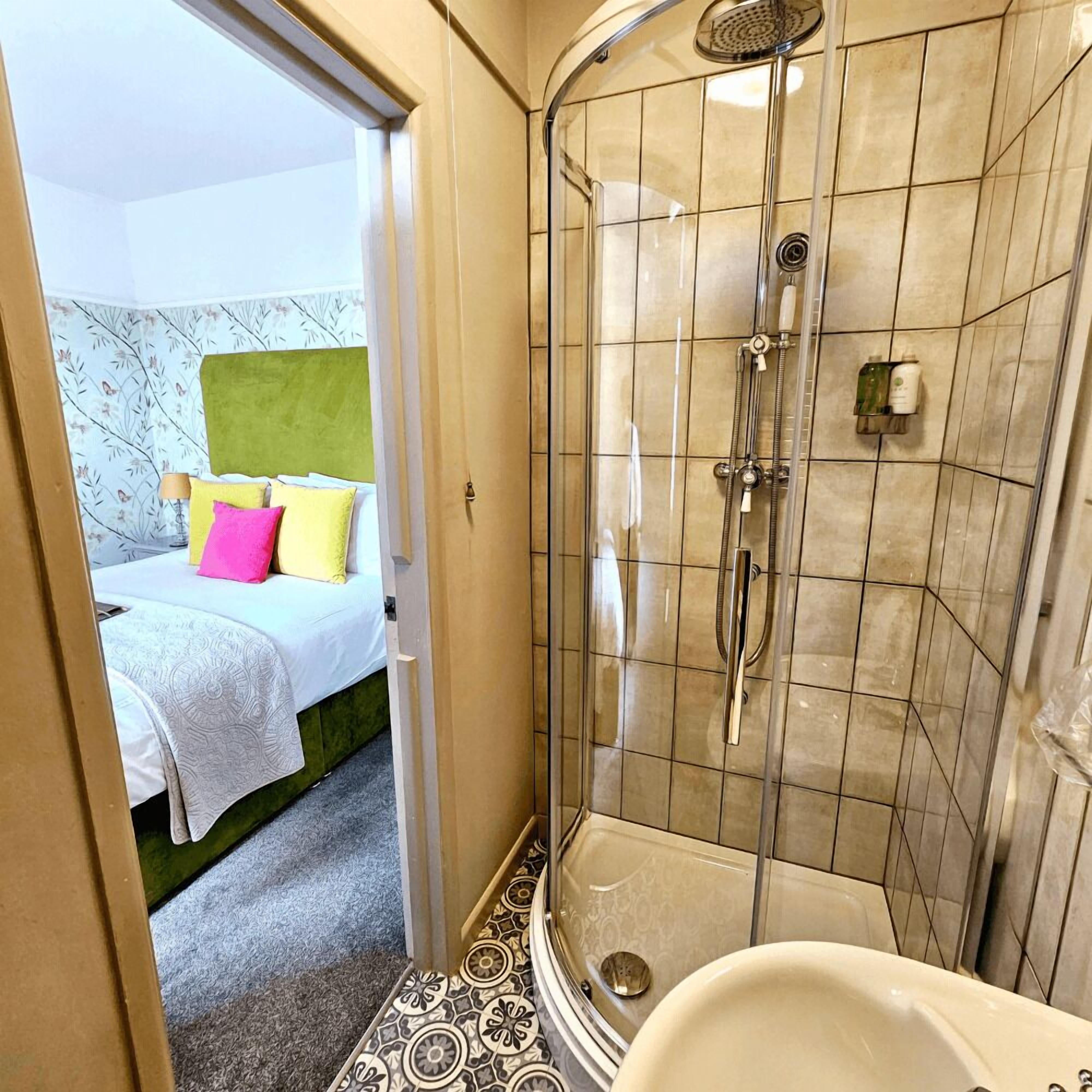 deluxe double room, ensuite (the garrick -2) | bathroom