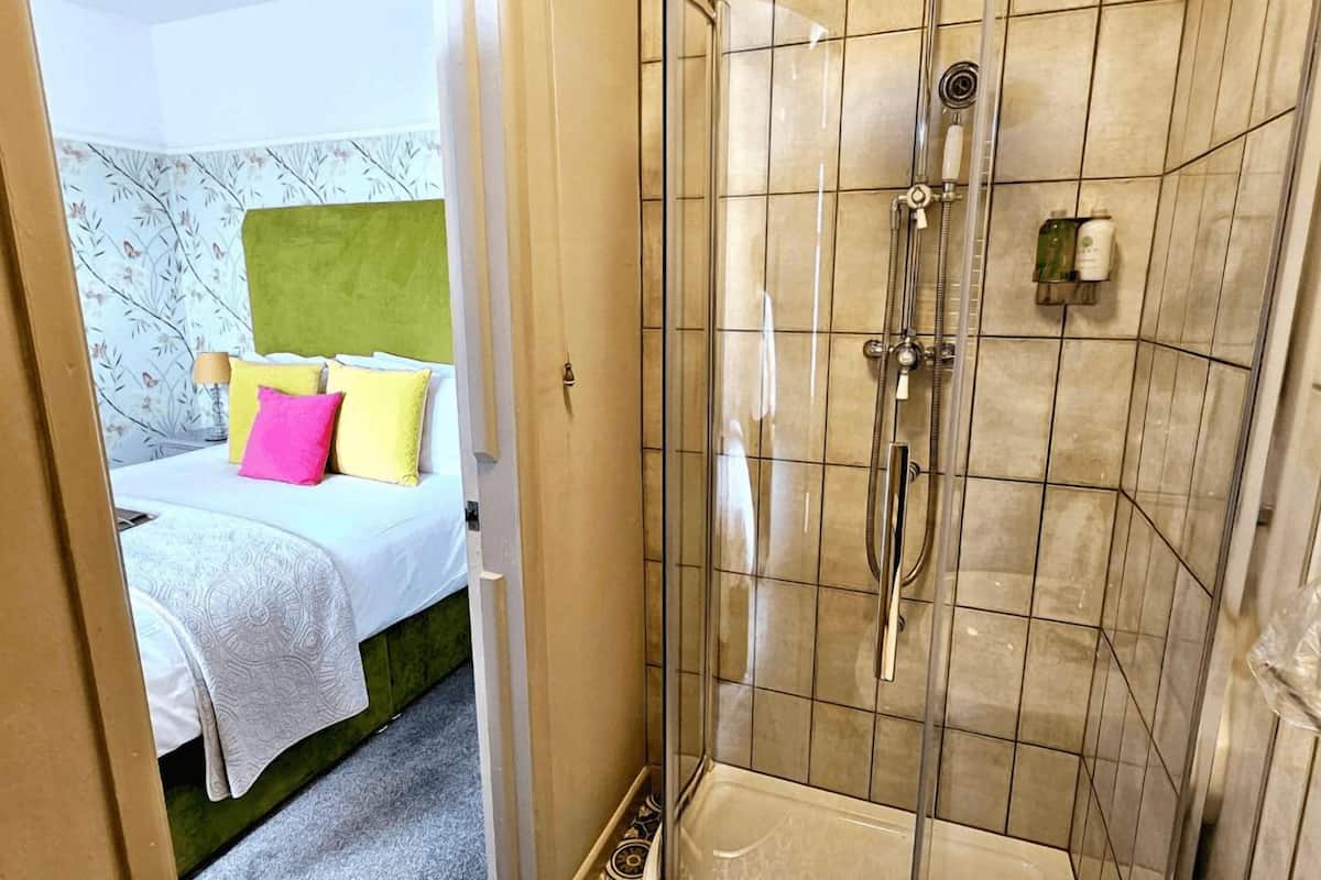 deluxe double room, ensuite (the garrick -2) | bathroom