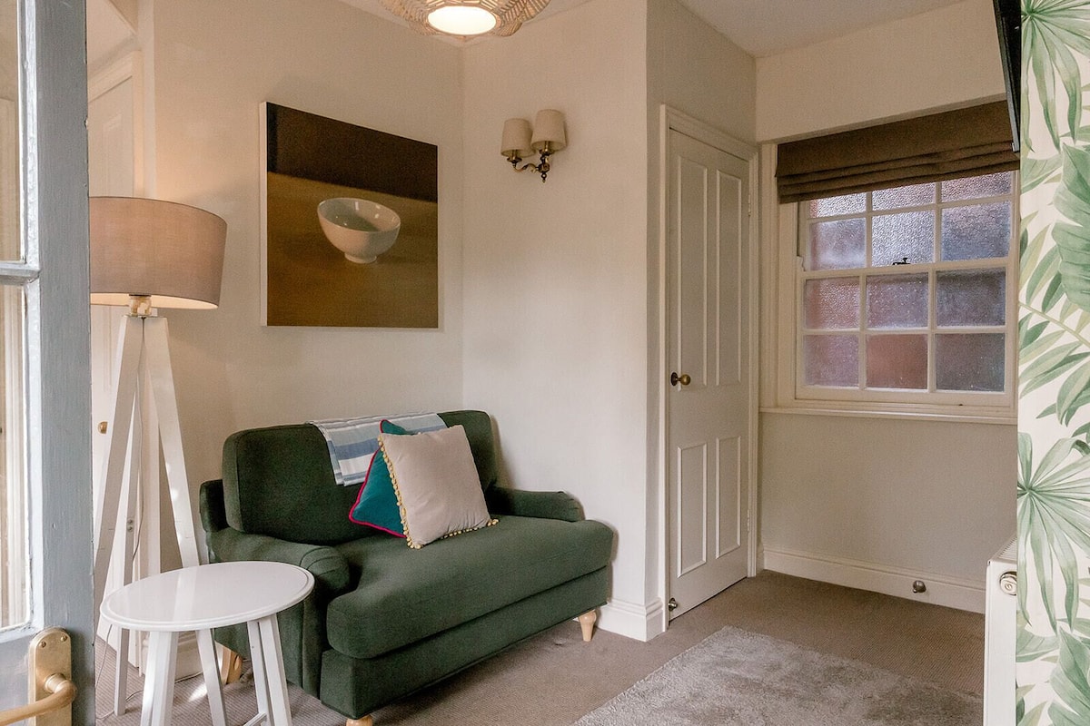 Kahden hengen deluxe-huone, kylpyhuone makuuhuoneen yhteydessä (Juniper)