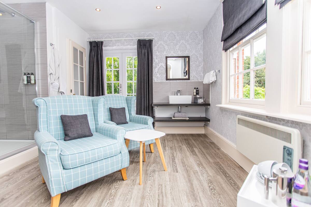 deluxe suite, ensuite (hawthorn )