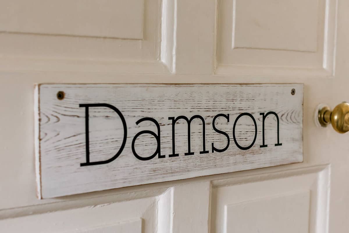 Kahden hengen standard-huone, kylpyhuone makuuhuoneen yhteydessä (Damson)