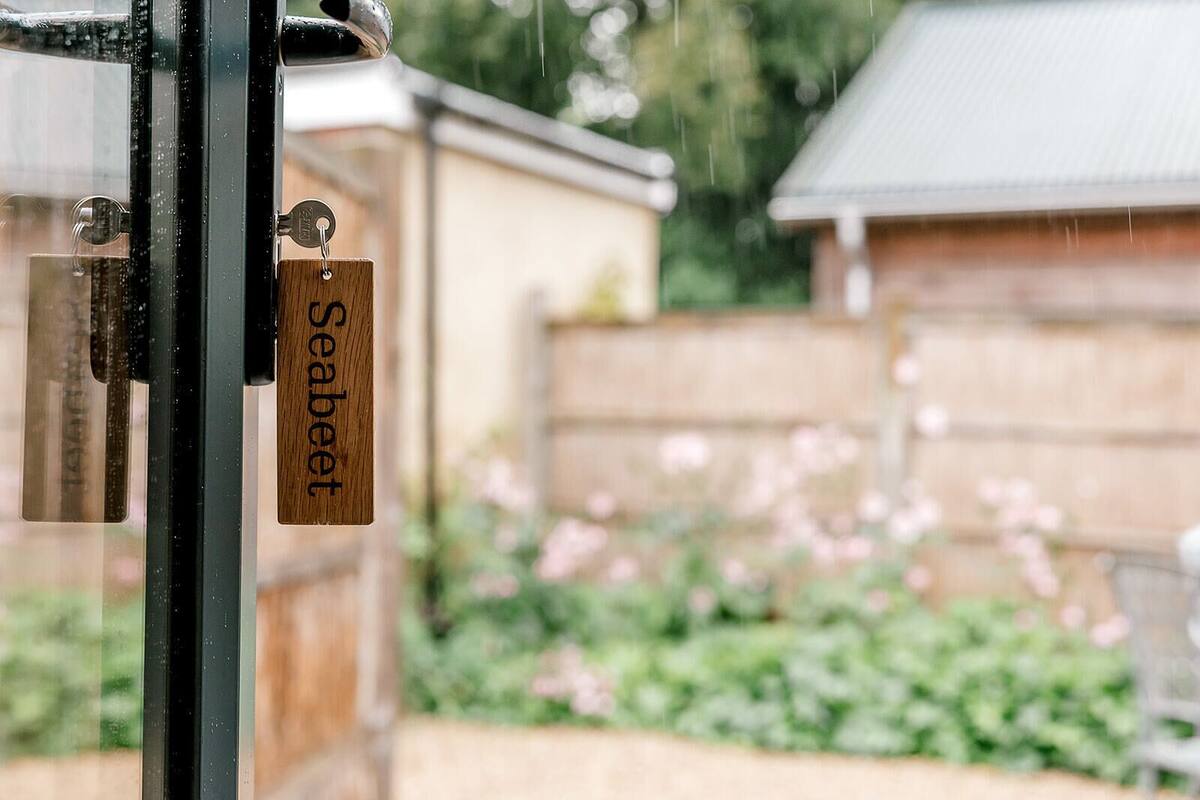 A metal gate with a wooden plaque that reads "Seabeet."