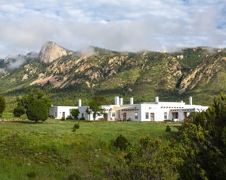 施設の正面. Casa del Gavilan Historic Inn