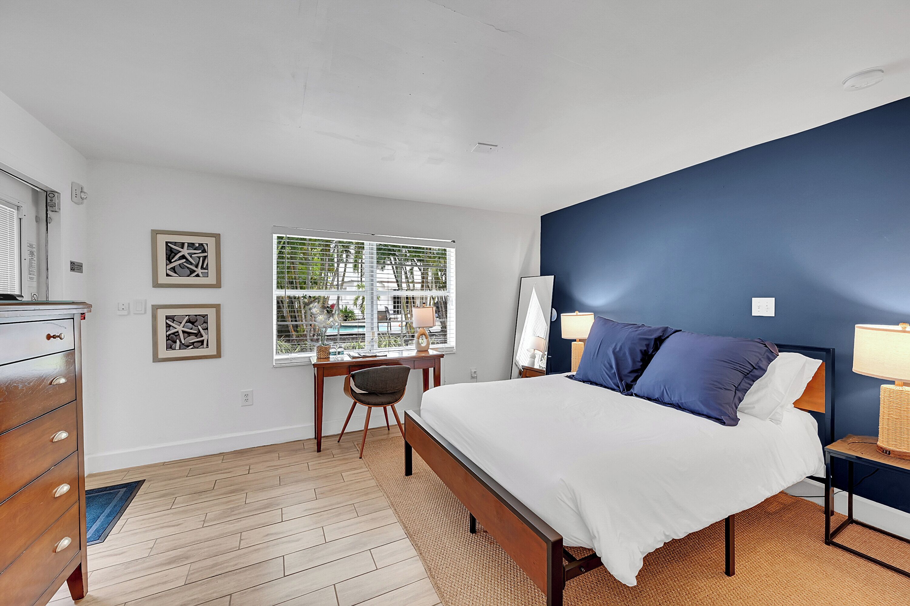 Poolside Standard - Queen (B2) | Egyptian cotton sheets, premium bedding, in-room safe, laptop workspace