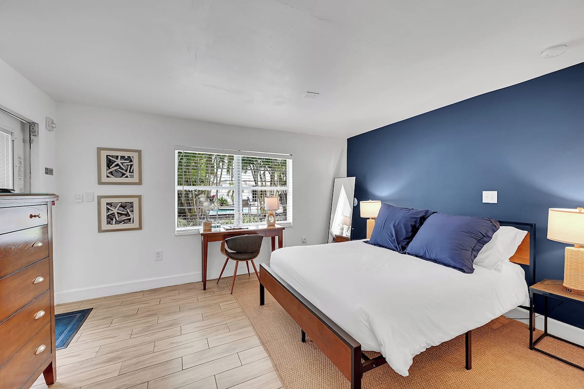 Poolside Standard - Queen (B2) | Egyptian cotton sheets, premium bedding, in-room safe, laptop workspace