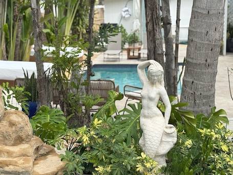 2 piscinas al aire libre, una piscina climatizada, sombrillas