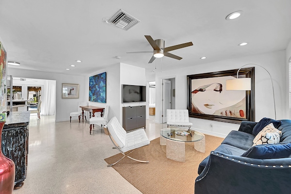 The Villa | Living area | 42-inch Smart TV with digital channels, Netflix, Hulu