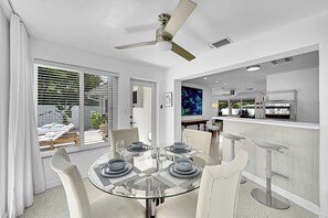 Villa | Spiseområde på rommet