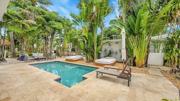 3 piscinas al aire libre, una piscina climatizada, sombrillas