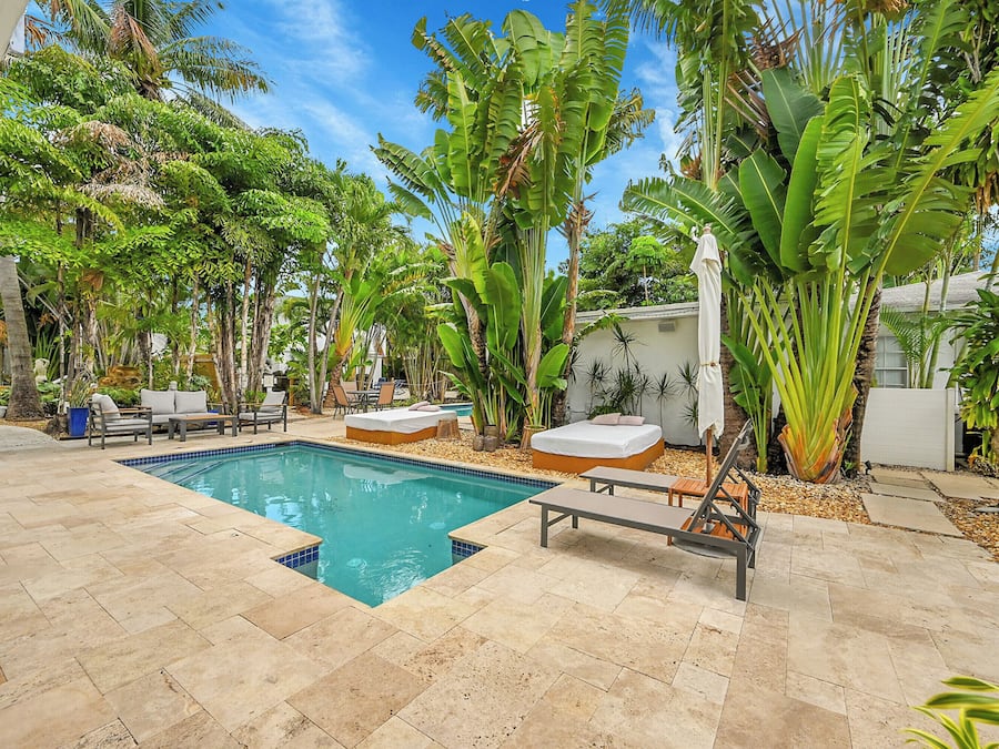 3 outdoor pools, a heated pool, open open 24 hours, pool umbrellas