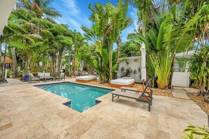 3 piscinas al aire libre, una piscina climatizada, sombrillas