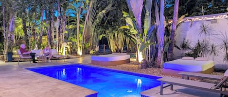 3 piscines a l'aire lliure, piscina climatitzada, para-sols i gandules