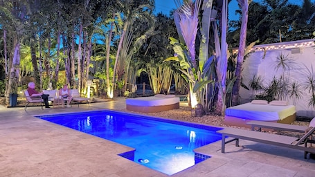 3 piscinas al aire libre, una piscina climatizada, sombrillas