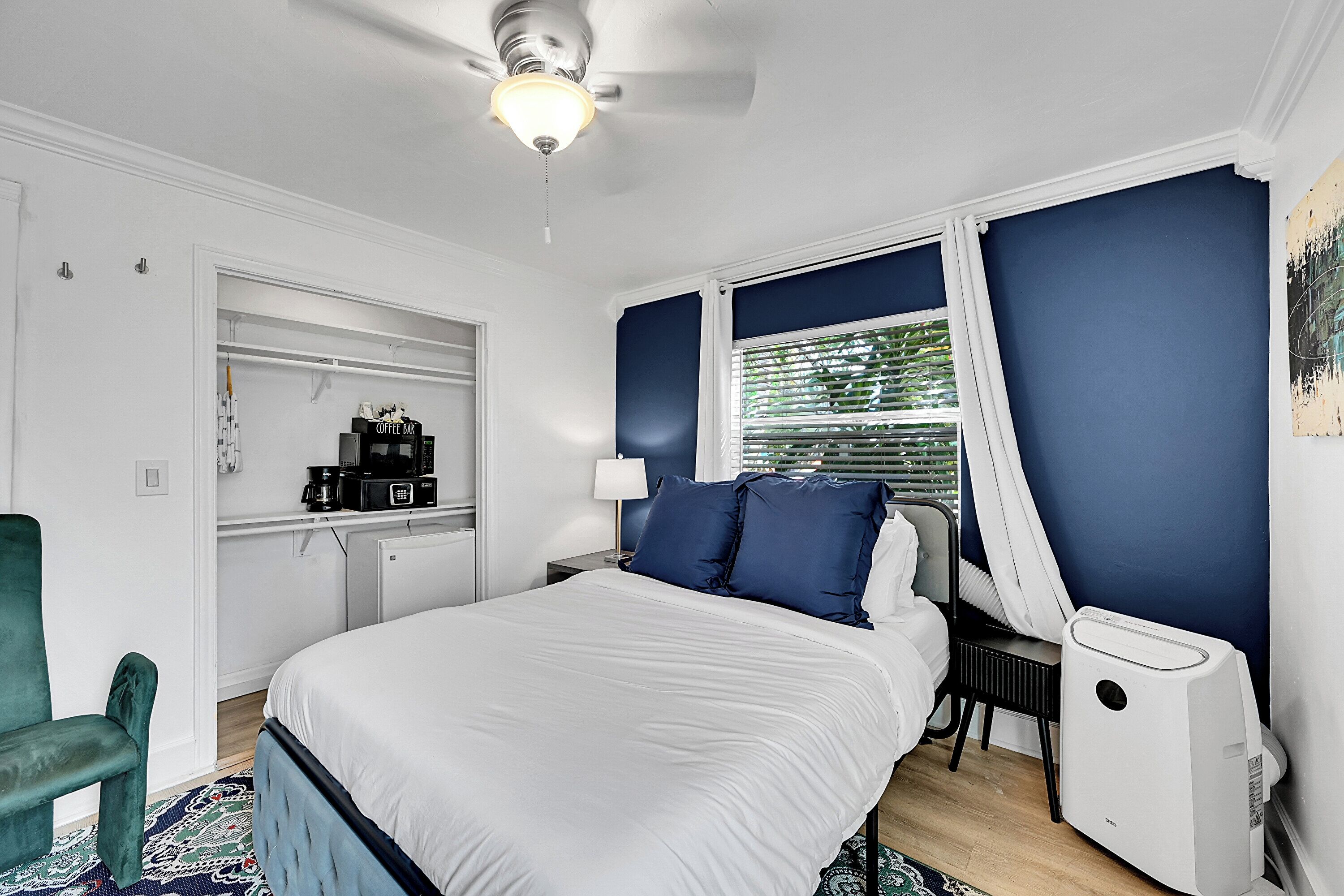 Essential - Queen (B00) | Egyptian cotton sheets, premium bedding, in-room safe, laptop workspace