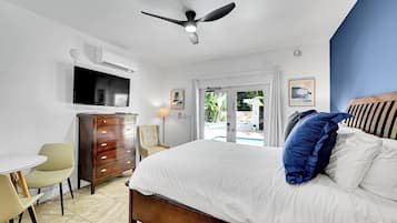 Poolside - Queen (A2) | Egyptian cotton sheets, premium bedding, in-room safe, laptop workspace