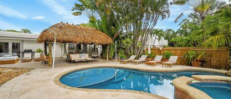 3 Außenpools, beheizter Pool, rund um die Uhr geöffnet, Sonnenschirme