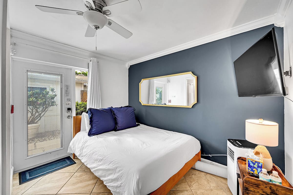 Intimate - Queen (B0) | Egyptian cotton sheets, premium bedding, in-room safe, laptop workspace