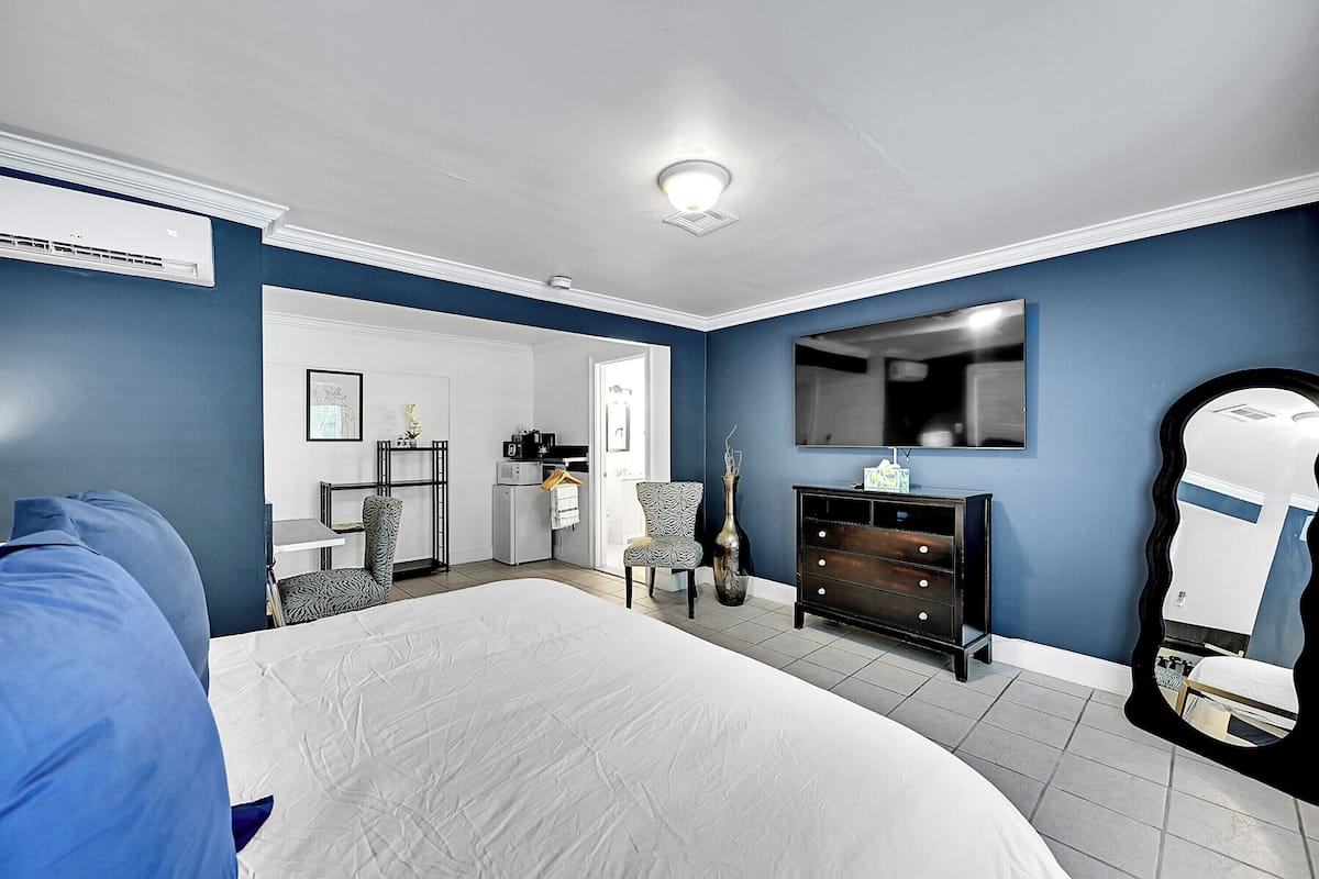 Poolside Suite - King (B1) | Egyptian cotton sheets, premium bedding, in-room safe, laptop workspace