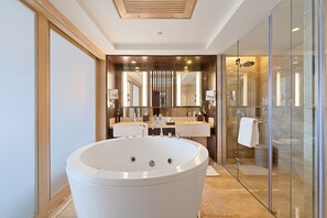 Suite exécutive, 1 chambre (Balcony) | Salle de bain | Baignoire et douche séparées, articles de toilette (gratuits)