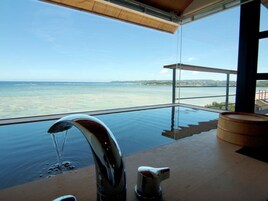 Bañera y ducha independientes, bañera profunda