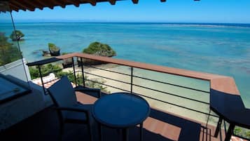 Executive Suite, Ocean View | Premium bedding, minibar, in-room safe, individually furnished